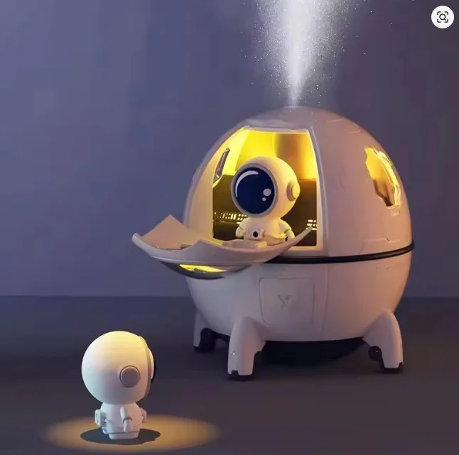 Detalhe do boneco astronauta flutuando dentro do umidificador cápsula espacial